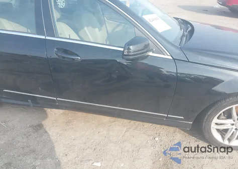 2013 Mercedes-Benz C 300 Luxury 4Matic/Sport 4Matic z USA, uszkodzony, nr VIN WDDGF8AB7DR287761